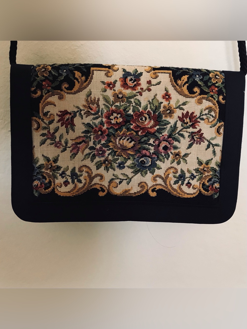 Vintage floral tapestry rectangular purse. - Picture 6 of 8
